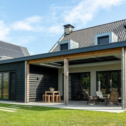moderne bergruimte en veranda aan woning