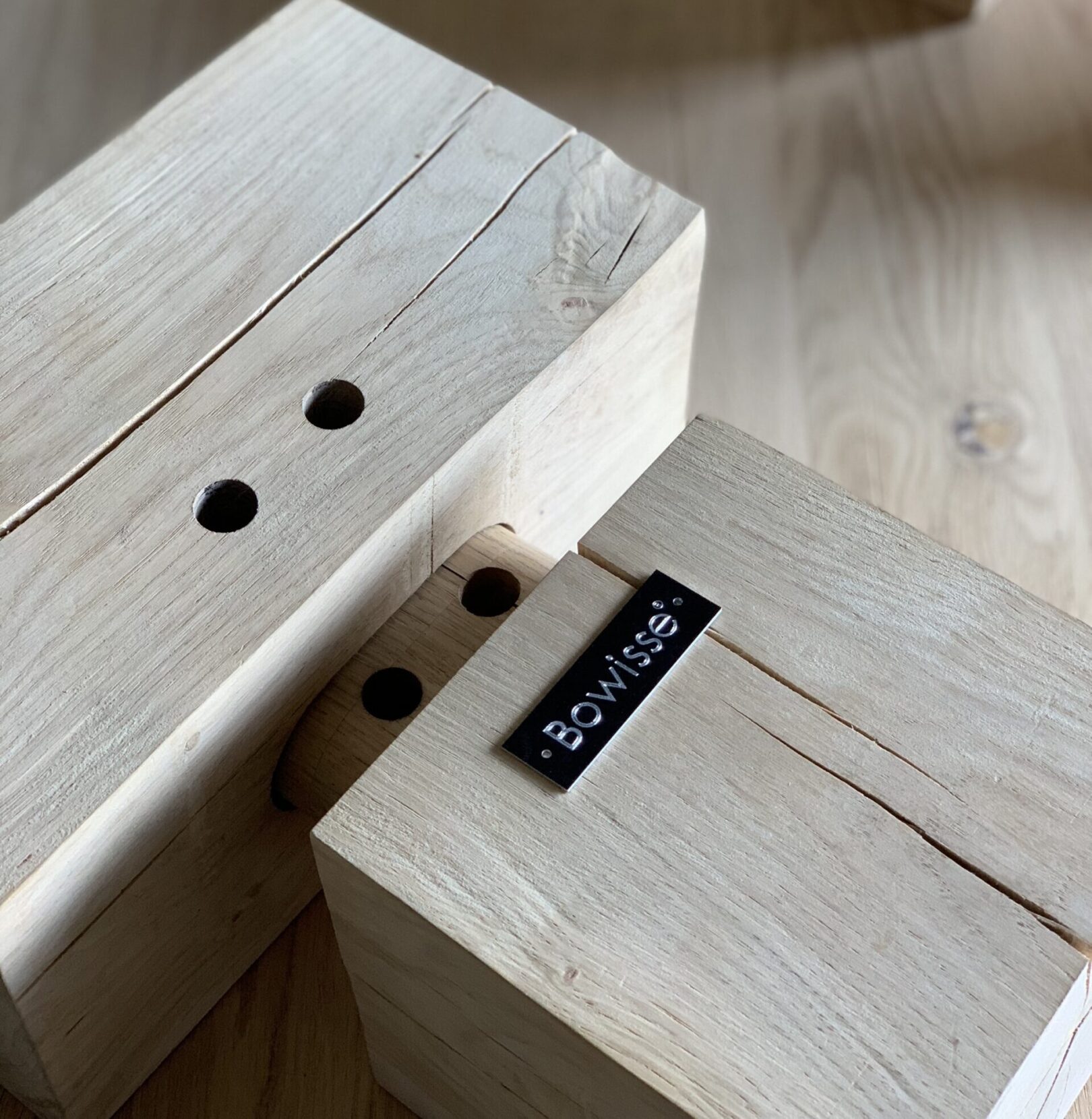 Detail van massief houten verbinding met deuvelgaten bij Bowisse maatwerk