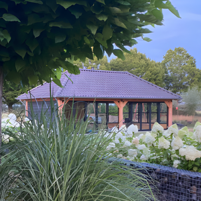 Tuinkamer met schuifdeuren en schildkap Tuinkamer met schuifdeuren en schildkap