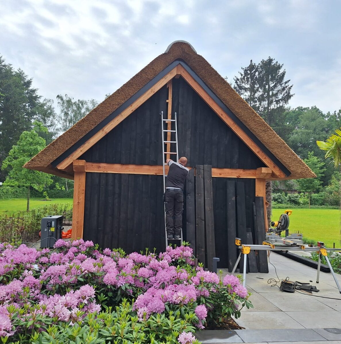 Montage van houten buitenverblijf door Bowisse op locatie