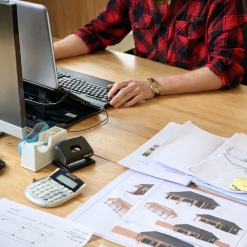 Ontwerpproces bij Bowisse met schetsen en 3D-tekeningen van een houten buitenverblijf