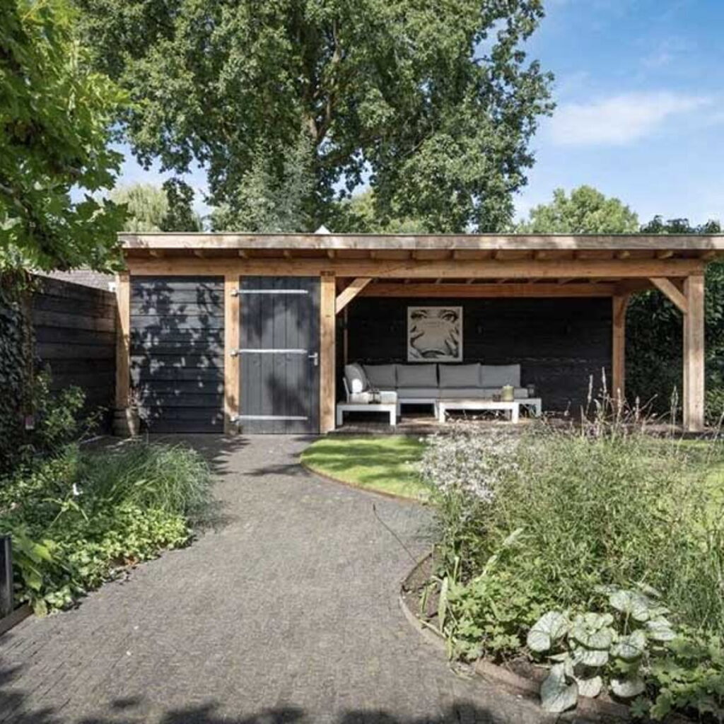 Robuuste eiken terrasoverkapping met berging